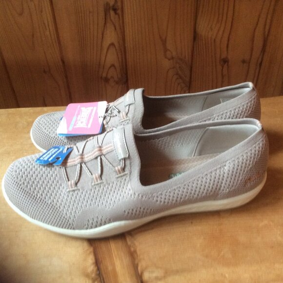Skechers NWT Taupe Newbury Street Be Adventurous Slip On Shoes Size 9.5 - Picture 11 of 11